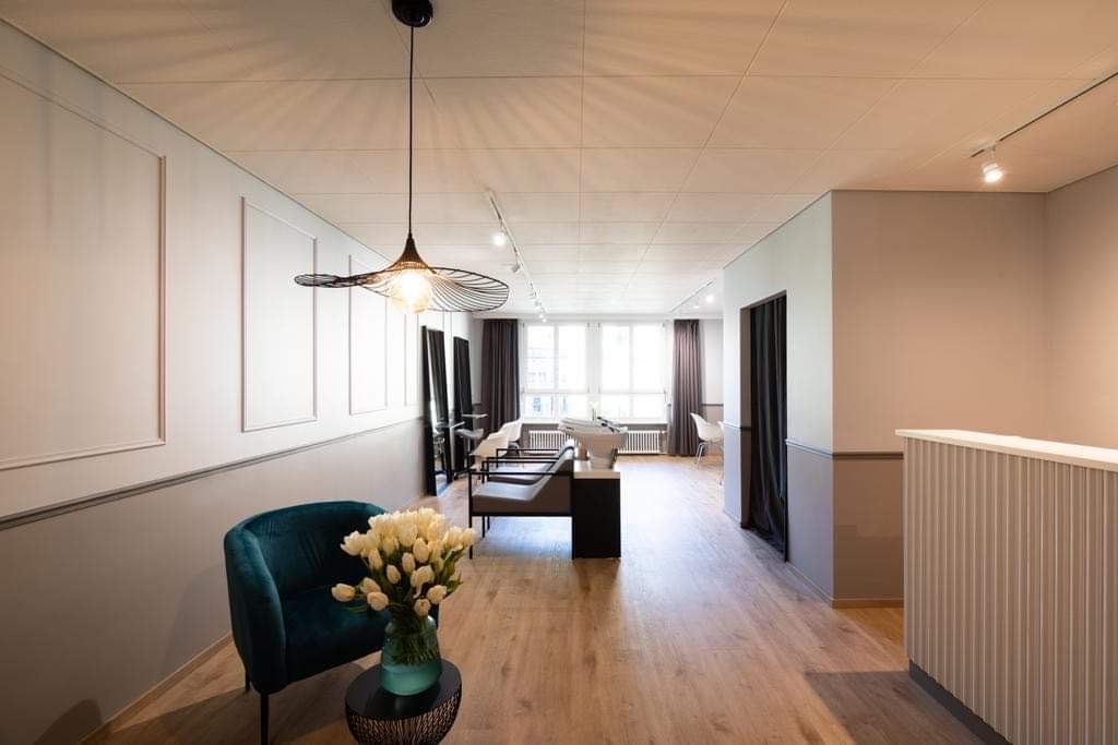 Salon-Flur mit Designer-Pendelleuchte