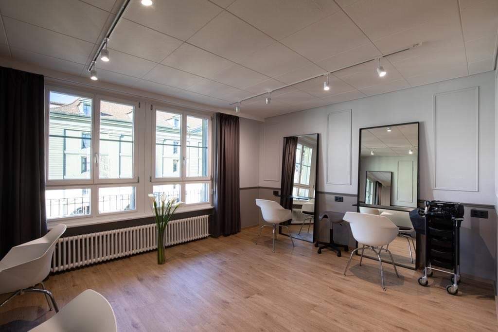 Stylingplätze mit grossen Spiegeln und Tageslicht